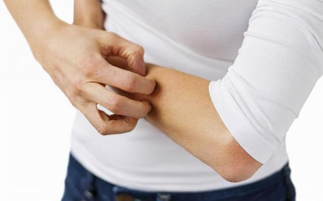 63岁男子皮肤瘙痒，以为是皮肤病	，体检后，医生叹：怎么不早来