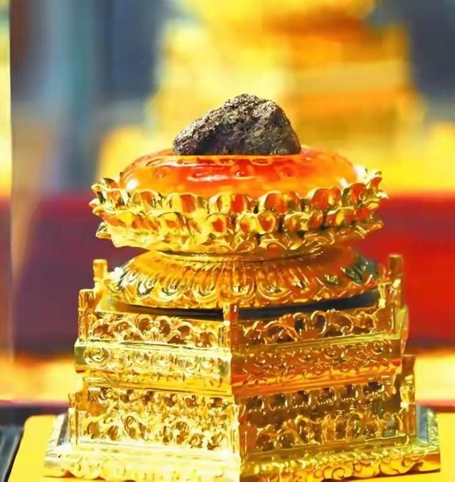 真不可思议！泰国国王在灵光寺拜佛，面对高僧，是真跪啊！