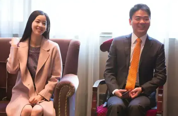 刘强东一句话暴露婚变传闻真相后，恶心一幕出现，奶茶妹妹太可怜