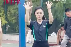 大三女生当篮球赛裁判又美又飒图片