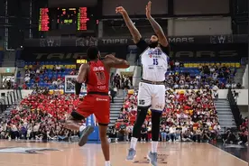 恭喜表妹！考辛斯斩获生涯首冠+FMVP，霍华德五味杂陈图片