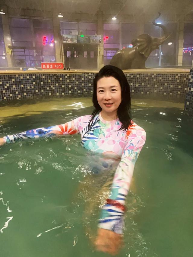 适合冬游的冰雪小城，和本地人冰湖捕鱼、雪地骑马，鱼肉吃到撑！