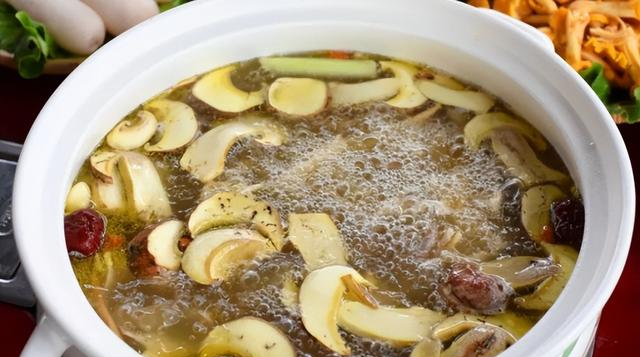 北京一家来云南，吃菌火锅喝茅台，买单时惊呼：云南人真实在