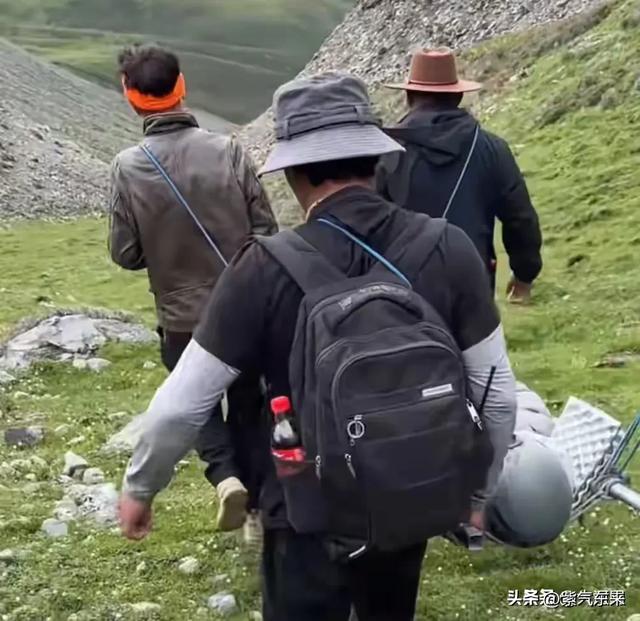 一名女驴友在登山途中被落石击中