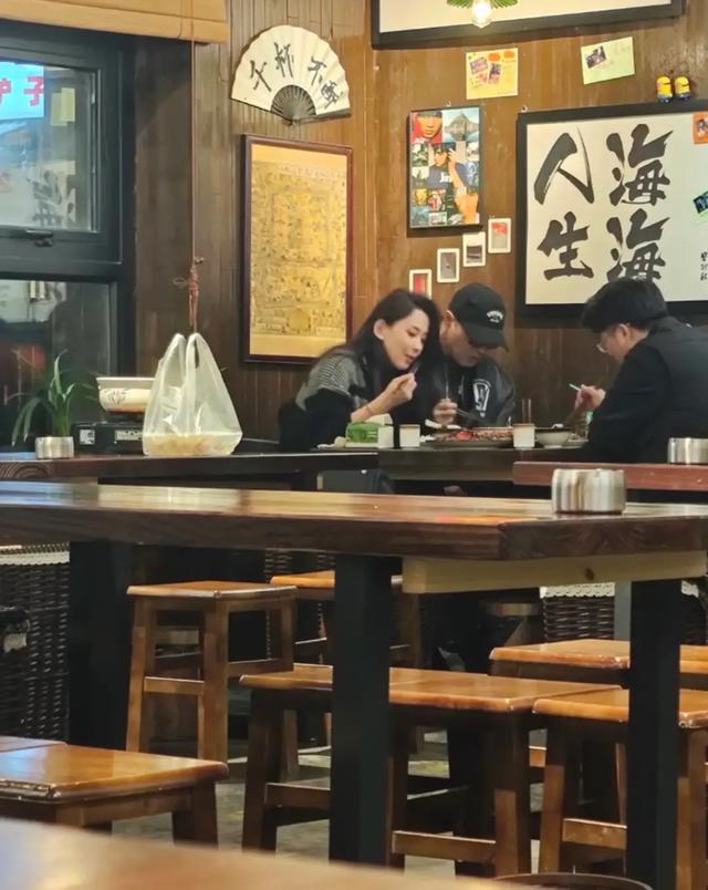汪峰恋爱脑上头，飞新疆陪森林北吸烟都不下饭桌，女方翻手机查岗