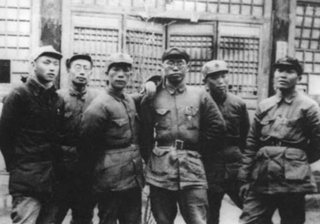谭政谈完话准备离开，毛主席突然叫住：你数一数毛泽东多少笔画