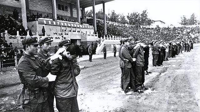 80年代，武警正在捆绑罪犯的场景，这种绑法越挣扎捆绑的越紧