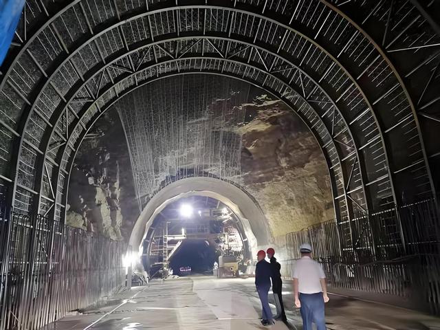 中国花费3198亿！川藏铁路将在2030年通车！印度为何坐立不安了？