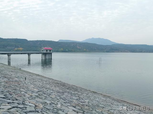 三原冯村水库满库运行，溢洪道开始下泄了