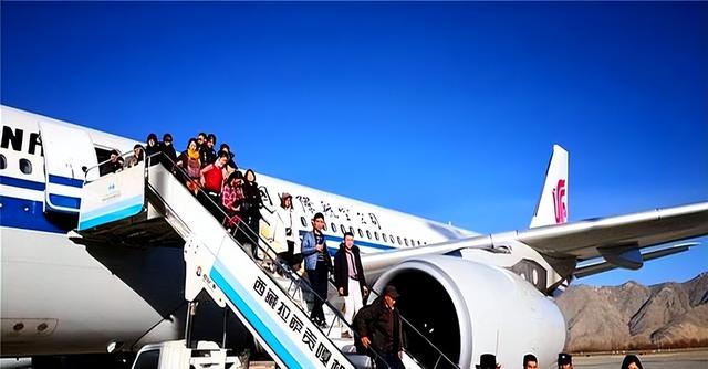你以为航空公司靠机票赚钱？其实机票只是零头，真正的暴利揭晓