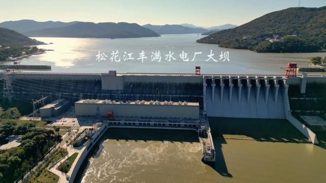 李鹏总理年轻时有多帅？1959年在吉林留影，31岁玉树临风气质不凡