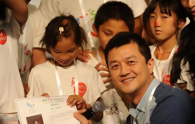 王菲也没想到，自己的现任男友谢霆锋，竟走上了和李亚鹏一样的路