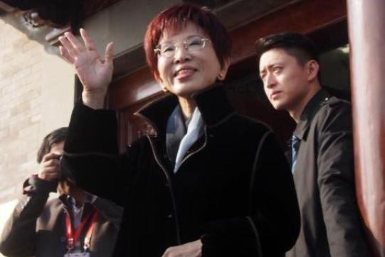 国家大剧院一回头，她与洪秀柱的距离，只隔一个座位