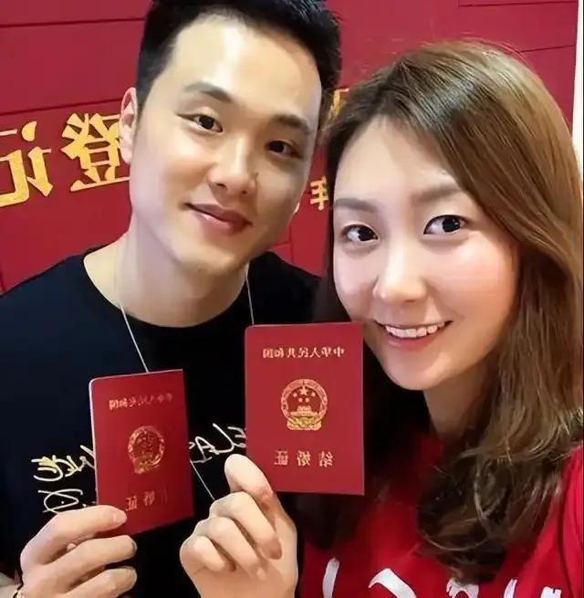 男篮前国手娶女篮一枝花,晒一家三口大合照,夫妻都是联赛冠军
