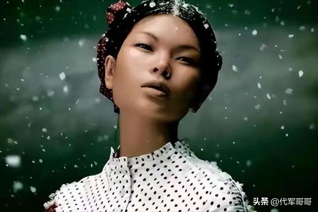 她被群嘲是“第一丑模”，嫁给大20岁老外，如今43岁怎样了？