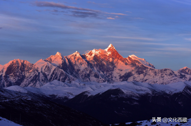 对不起，这看日照金山、流星、沙漠和雪山同框的宝藏地，我写晚了！