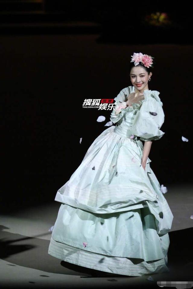 钟楚曦VOGUE盛典疯狂抢C，网友：野心一大坨，实力一丢丢！