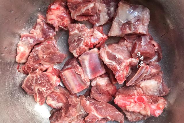 炖排骨，不要再放玉米胡萝卜了好吗？加入这几样小食材味道更完美