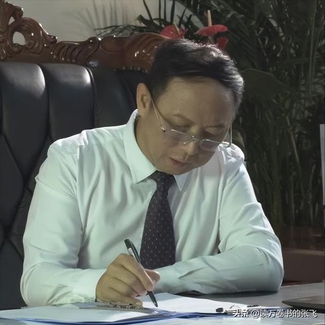 一家子全是美籍，却还在国内“捞金”，年赚4亿，账上还存有130亿