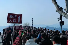 人从众！灵隐寺挤爆了，西湖排长队，断桥全是人！故宫门票已售罄图片