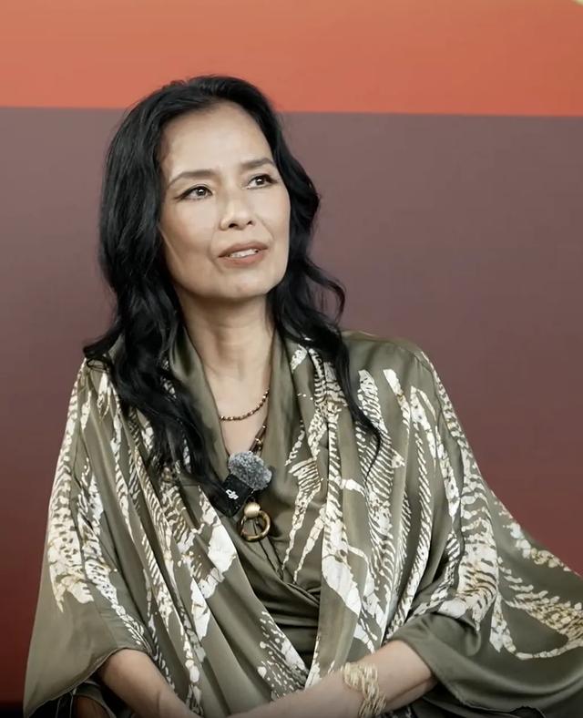 北京这一夜，宋佳气质好，刘雅瑟造型看不懂，徐帆带养女亮相