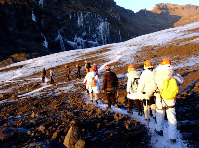 火山、极光和人潮：冰岛的旅游盛世，是复兴奇迹还是生态灾难前夜