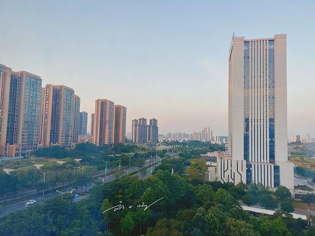 实拍柳州柳东新区：作为国家级高新区，高楼密布却为何人气冷清？