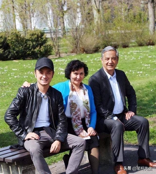 重组家庭走出的央视名嘴，尼格买提复出即拿大奖，42 岁未婚藏隐情