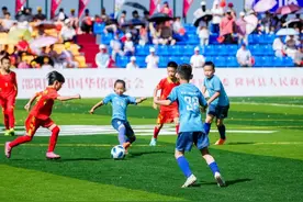 斩获亚军！这个8岁湖南小女孩是足球队唯一女将…图片