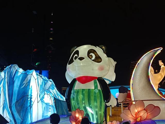 花车巡游、半价游园……上海旅游节开启全城欢乐盛宴→