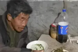 湖北一男子给86岁聋哑大伯送饭七年，评论区：你是惦记他的低保吧图片