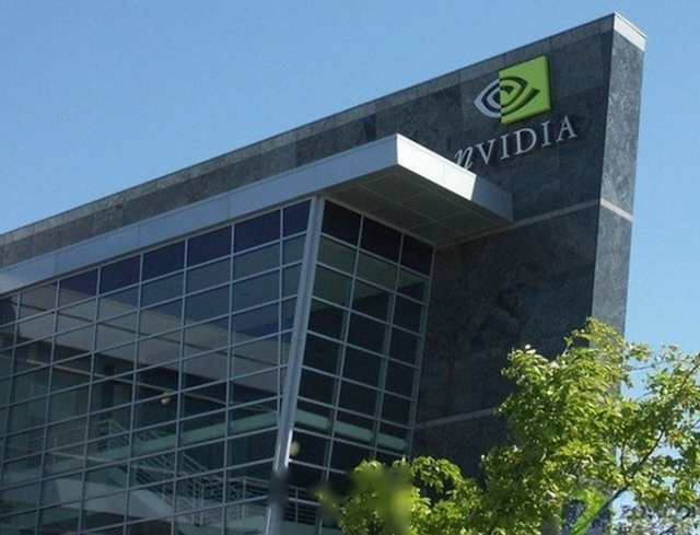 黄仁勋跪求特朗普卖芯片：一句“谁赢不重要”曝光，白宫集体翻脸