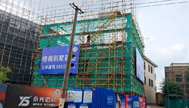 最新消息！全红婵新家施工进度曝光！高度已被邻居反超，满墙广告