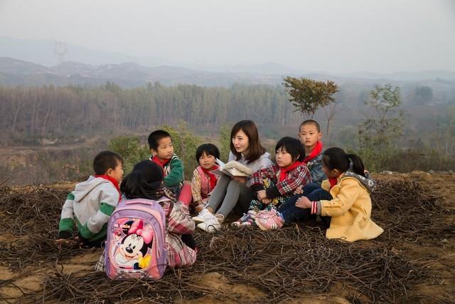 叔叔，我妈让你上去坐坐，8岁女孩对我说，她妈妈是单身女邻居