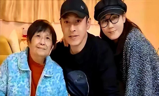 54岁夫妻俩坚持26年不吃肉不生子，如今近照曝光“吓坏”网友