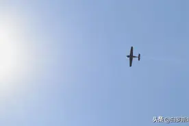 美国一架苏联Yak-52飞机与另一架客机在空中相撞图片