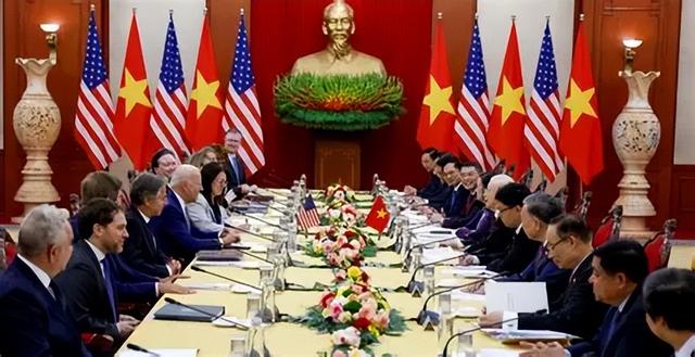 宣布稀土出口管制，又派军舰穿越台海	，越南真想取代中国？