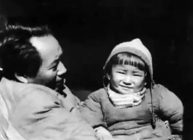 这是85岁李讷的近照,注意看她的坐姿,才知道她为何没去纪念堂