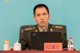 老汉收养弃婴，吃苦打工多年供成博士后，多年后报答方式令人泪目图片