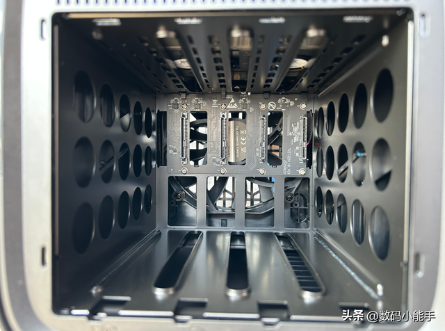 极空间Z425首发评测：顶级配置，性能炸裂，面向未来的AI NAS旗舰