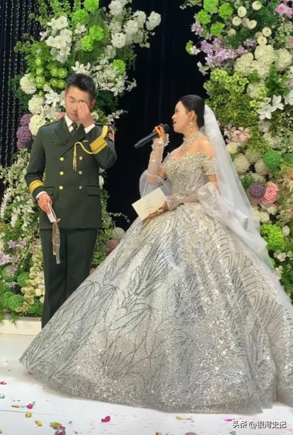 张自轩婚礼现场	，新娘很强势两次拒绝他的亲密动作，岳父实力不菲