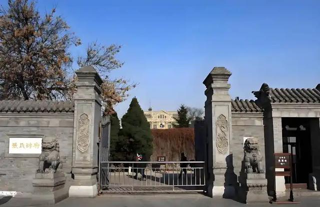 2007年,一台湾商人来到沈阳大帅府,对售票员说:我就不买票了吧