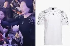 61岁何超琼在黑龙江夜店寻欢！众多小鲜肉上前敬酒，本尊来者不拒图片