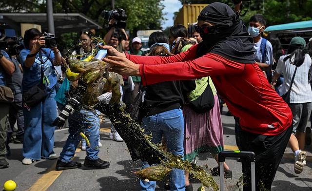 菲总统府前被烧出一片火海，马科斯下落不明，菲全国超20城全乱了