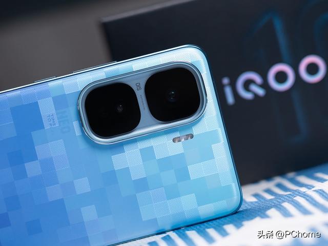 iQOO Neo10 Pro+图赏 小方块致敬像素科幻风