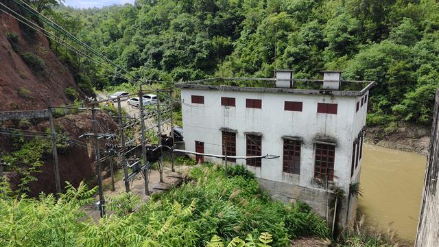 上当了！玩水挖沙捞鱼露营“宝藏地”，荷泗长潭水电站原来这样的