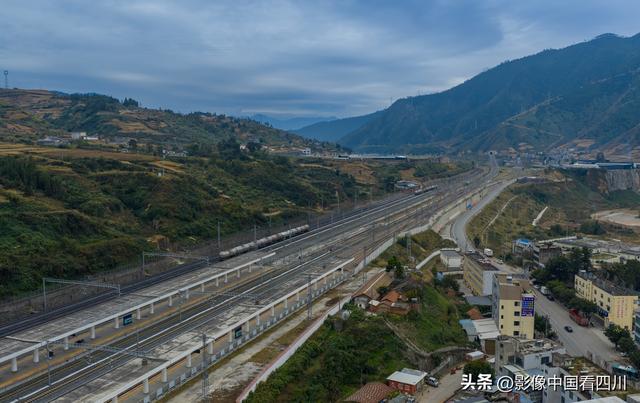 四川凉山：暂新的冕宁火车站