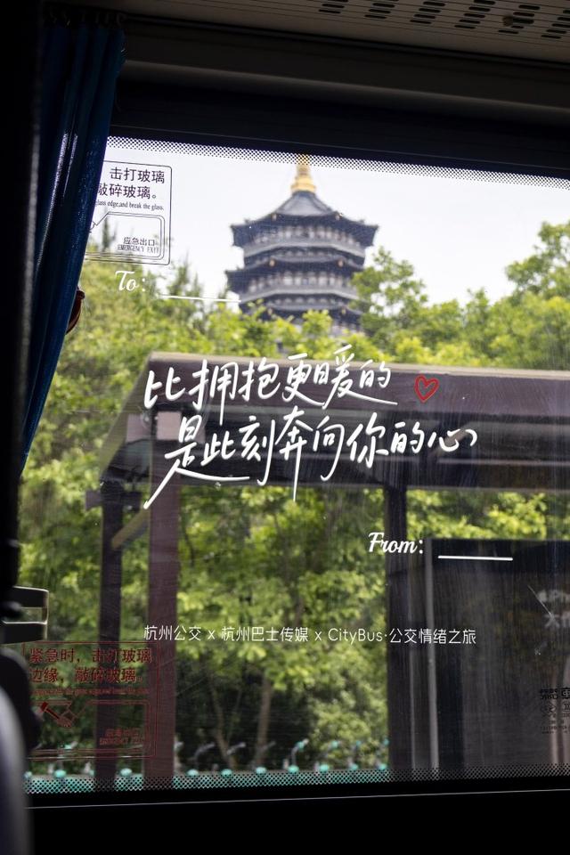 “杭州的温柔，就在这些不经意间的人间注脚里。”
