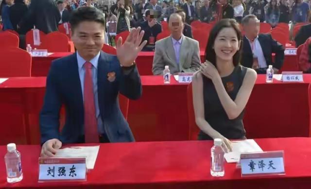 这次，在自嘲老婆面前没自信的刘强东身上，暴露了老夫老妻的尴尬