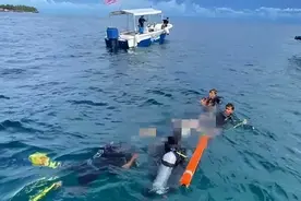 马来西亚打捞起一具中国男子遗体，背包里有三块砖，警方介入调查图片